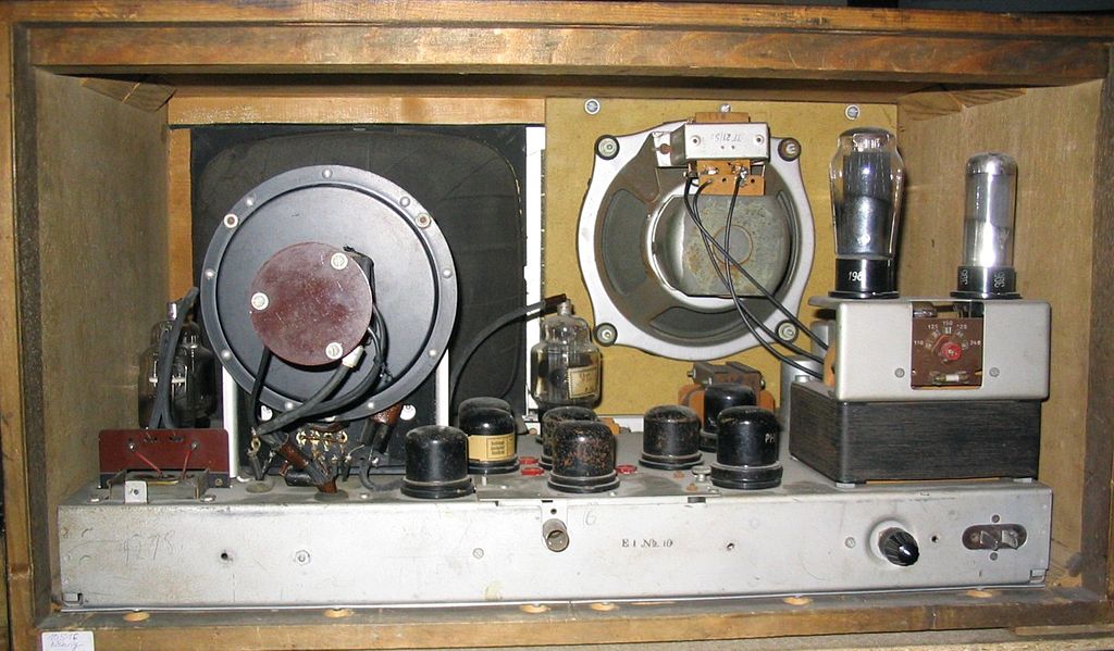 Fernseh-Einheitsempfänger_E1-Chassis.jpg