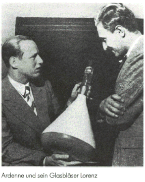 von Ardenne und sein Glasbläser Emil Lorenz 1931